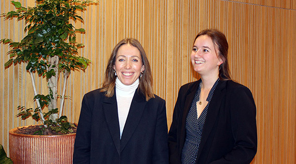 De to kvinder fra artiklen på arbejde